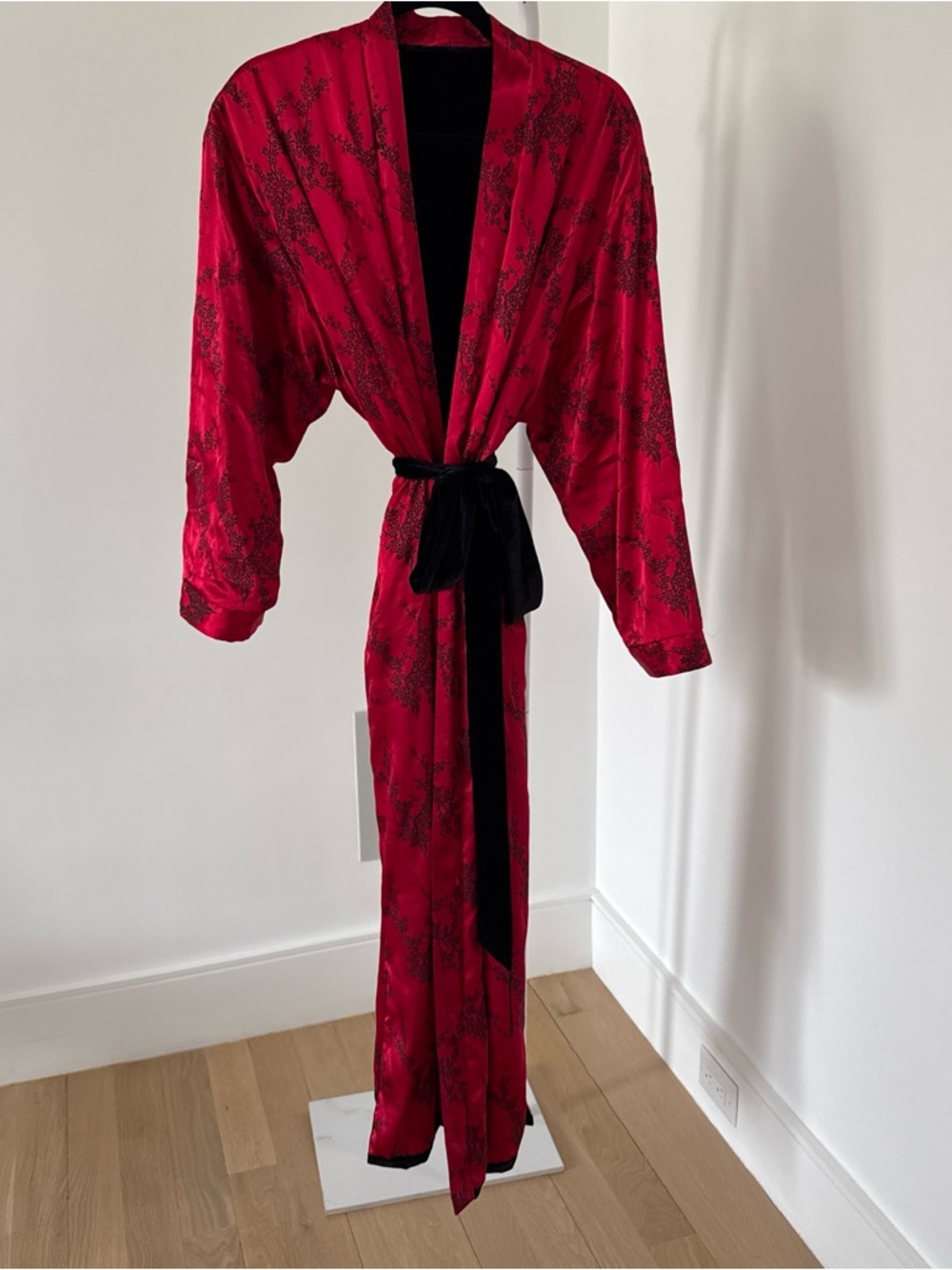 Fredrick's of Hollywood robe Red Floral reversible Long Robe with Black Tie